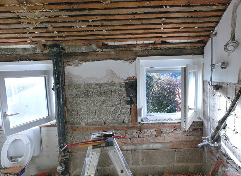 Badezimmer im Rohbau während einer Sanierung